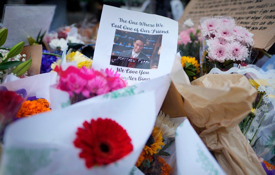 Поклонники Мэтью Перри продолжают нести цветы к стихийному мемориалу возле здания, где проходили съемки сериала "Друзья"
