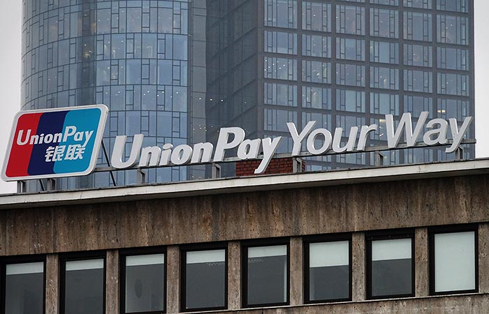 "Русский стандарт" и Почта банк призвали клиентов за рубежом снять деньги с UnionPay