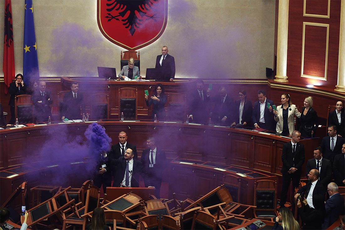 Парламентарии от Демократической партии устроили небольшой дебош в парламенте Албании