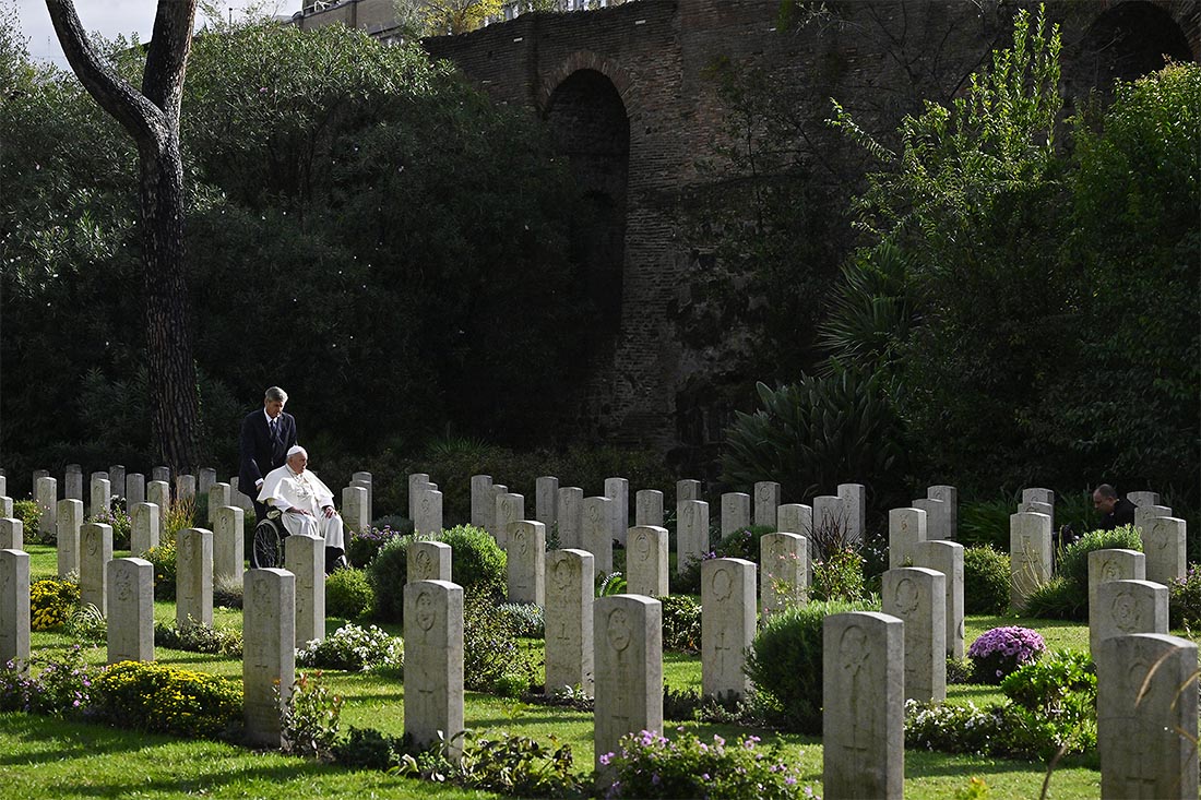 Папа римский Франциск отслужил мессу на военном кладбище Римского Содружества
