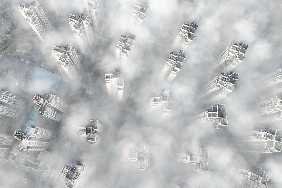 Туман над городом Цзуньи в Китае