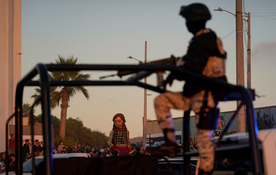 Символизирующая девочку-беженку 3,5-метровая марионетка "Маленькая Амаль" на границе США и Мексики