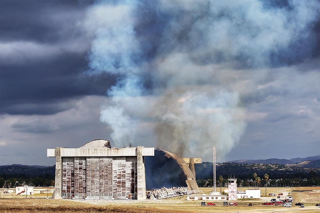 Гигантский ангар для хранения дирижаблей сгорел в Калифорнии