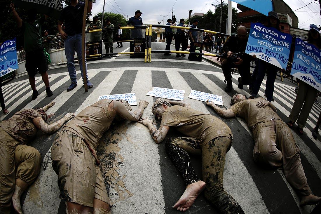 Климатические активисты в Маниле устроили акцию, приуроченную к десятилетней годовщине супертайфуна Хайан, унесшего тысячи жизней