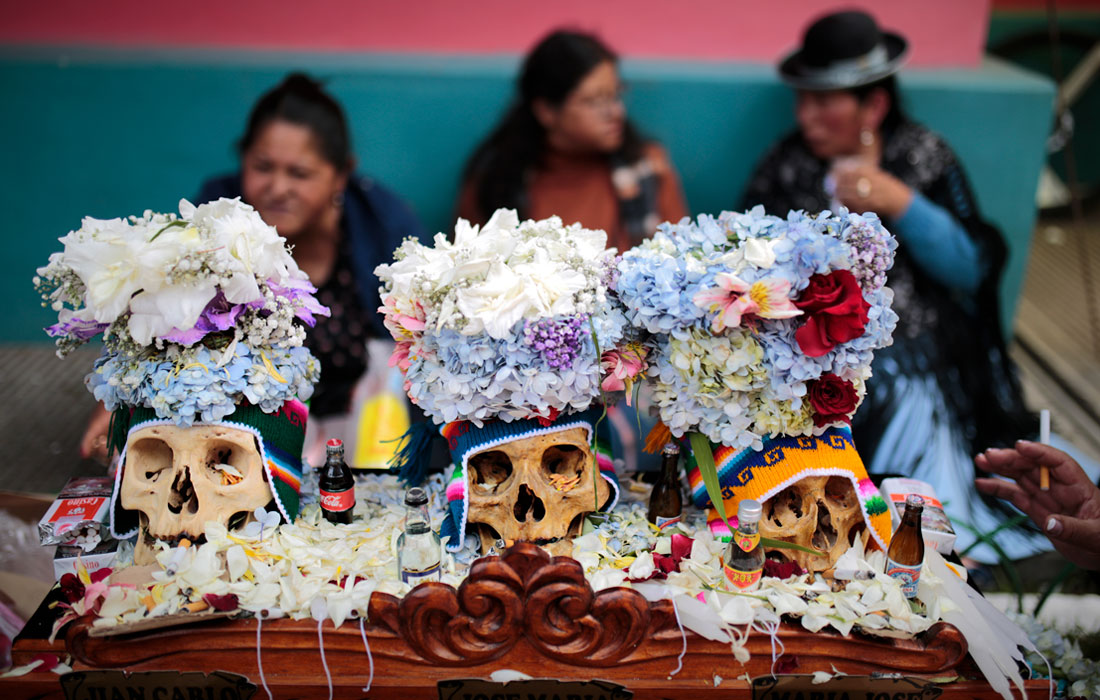 В Боливии прошел День Черепов. В этот день жители страны устраивают шествие с останками своих умерших предков, украшая их цветами и вещами, которые они любили носить при жизни.