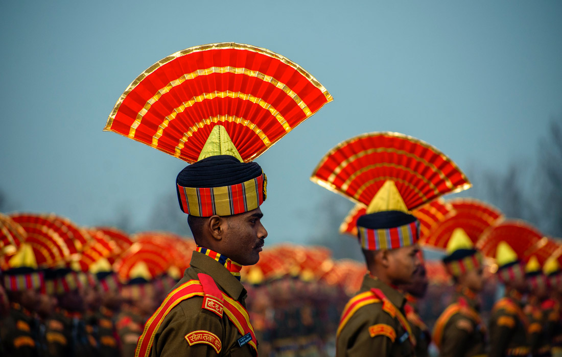 Новобранцы индийских пограничных сил безопасности во время церемонии выпускного парада в Хумхаме