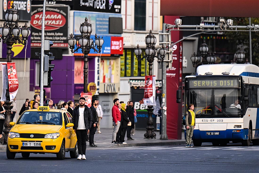 В 09:05 в 85-ю годовщину со дня смерти Мустафы Кемаля Ататюрка в Турции почтили его память минутой молчания