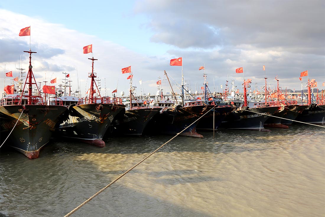 Рыбаки в китайском Ляньюньгане снова остановили промысел и укрылись в заливе из-за непогоды