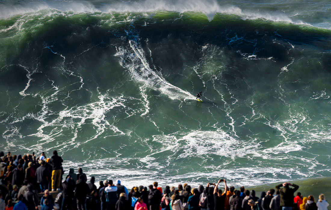 Серфинг на больших волнах в Назаре, Португалия