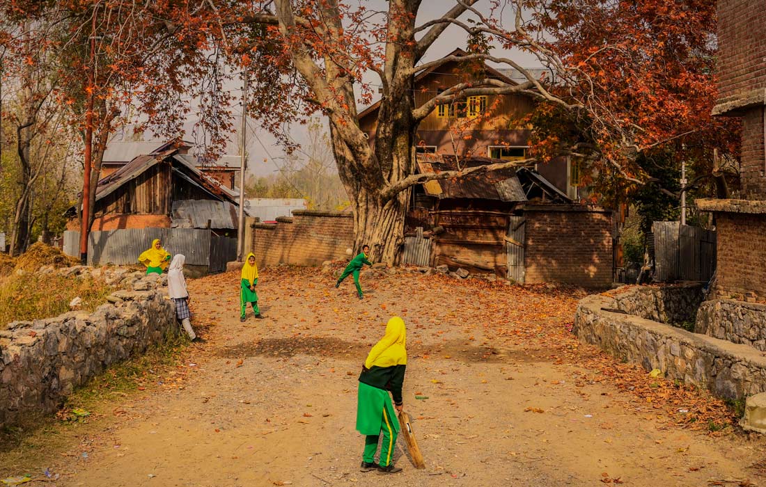 Школьники играют в крикет на окраине Шринагара, Индия