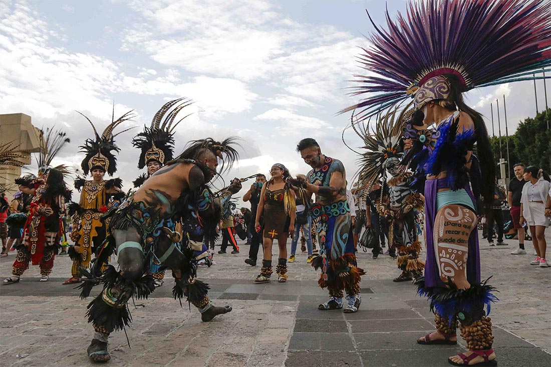 Ежегодное паломничество ацтекских танцоров к базилике Девы Марии Гваделупской в Мехико