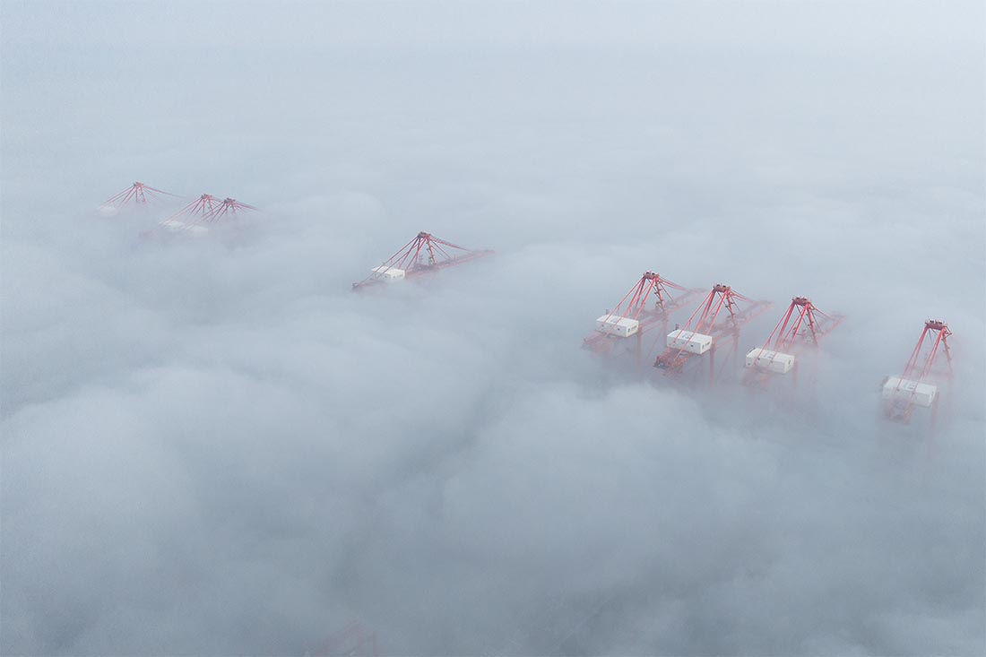 Туман опустился на порт Тайцан в Китае