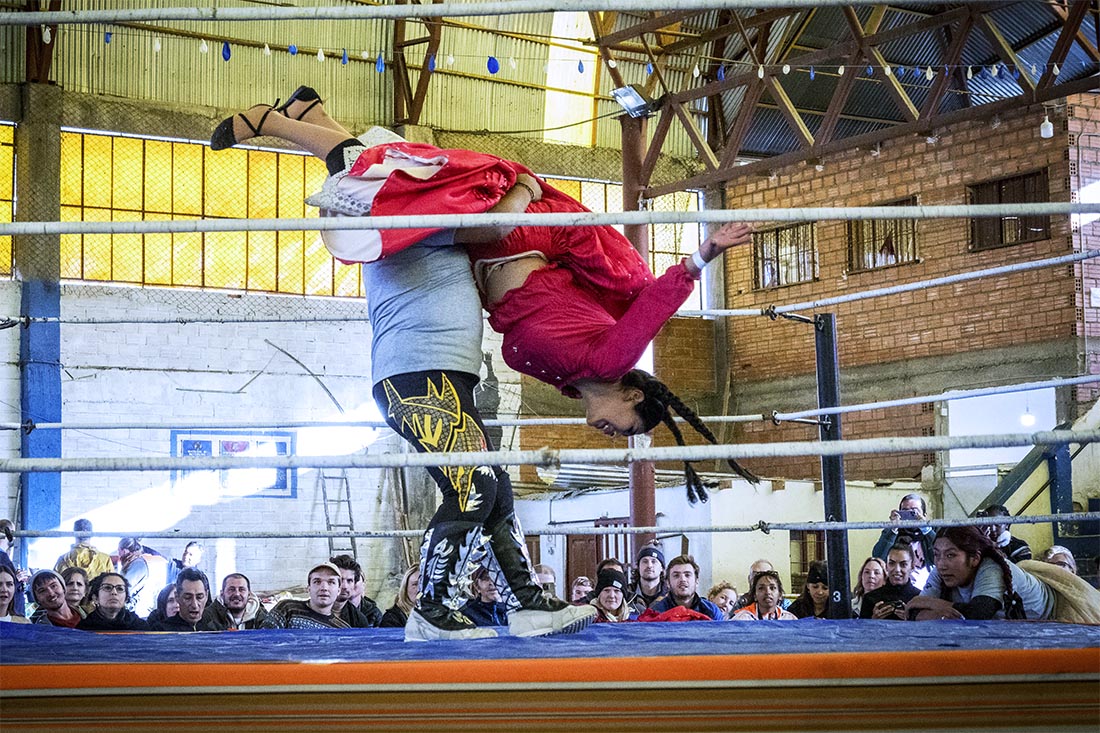 Женщины-рестлеры во время представления в Боливии