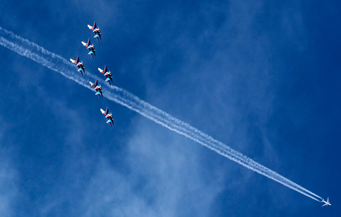 Пилотажная группа "Русские витязи"