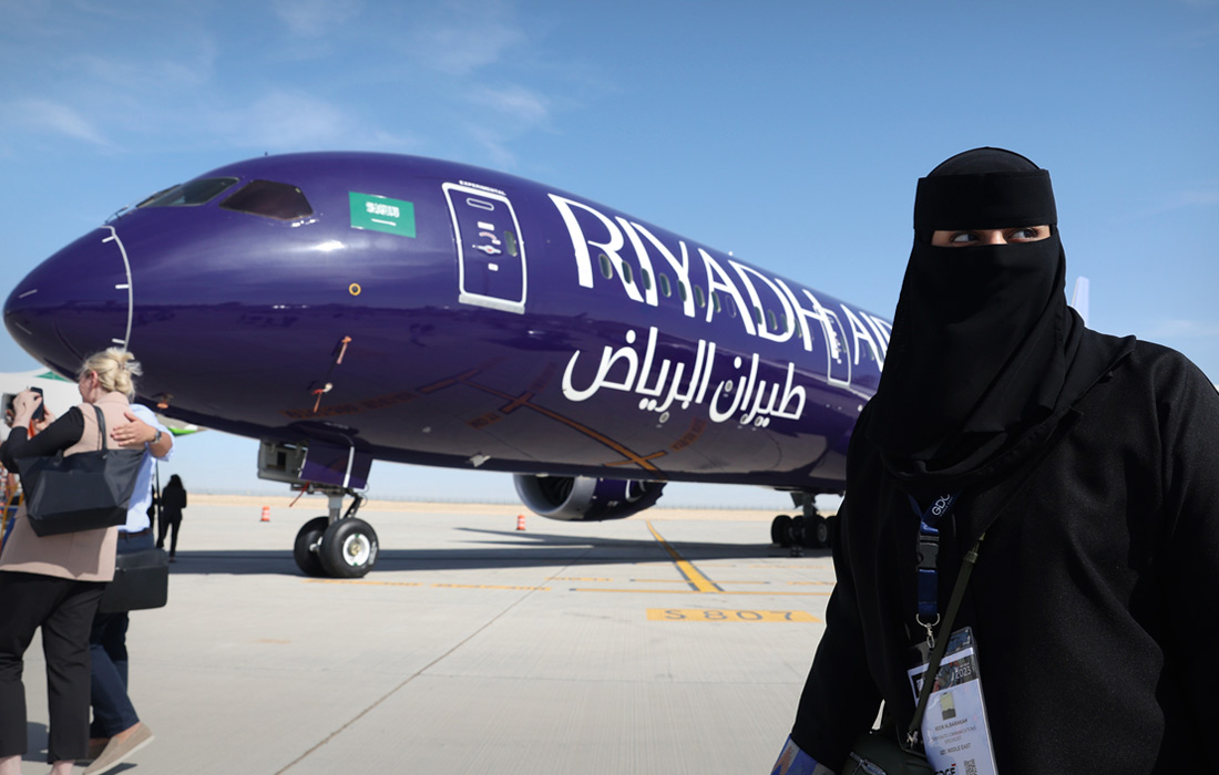 Самолет авиакомпании Riyadh Air на открытой выставочной площадке