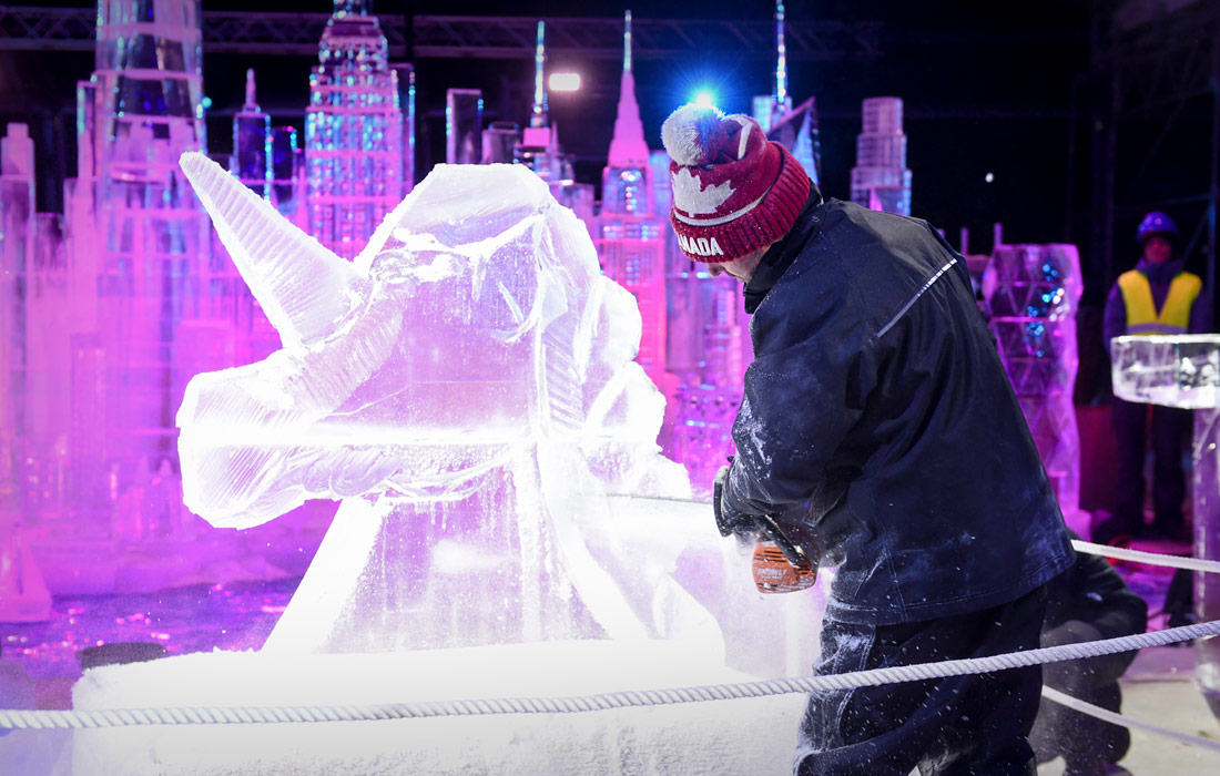 Подготовка к фестивалю ледяных скульптур в испанском Торрехон-де-Ардосе
