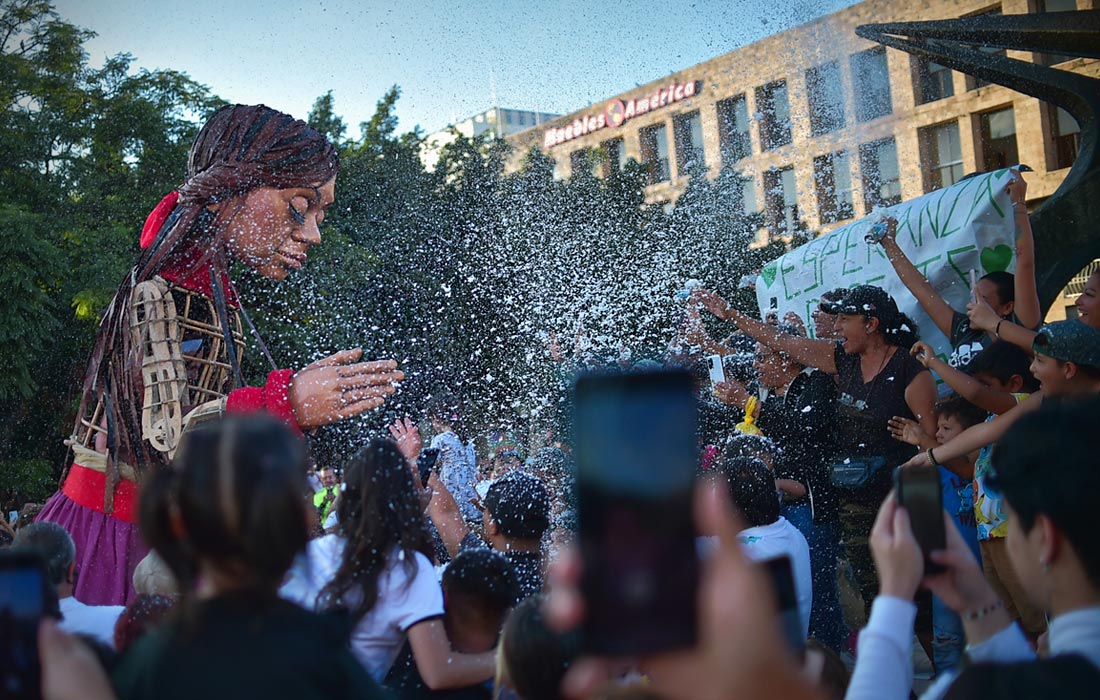 Символизирующая девочку-беженку 3,5-метровая марионетка "Маленькая Амаль" в мексиканском городе Гвадалахара