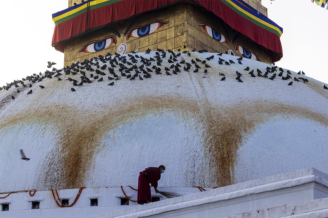 Монах почистил ступу Боднатх в Катманду
