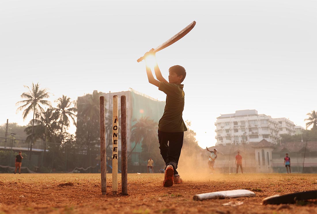 Дети играют в крикет в Мумбаи