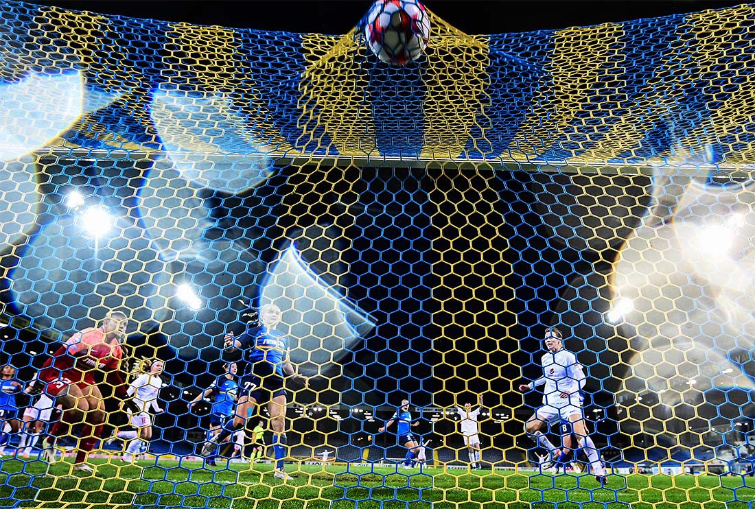 Рэйчел Энгесвик из команды "Бранн" забивает гол во время футбольного матча группы B женской Лиги чемпионов в Австрии