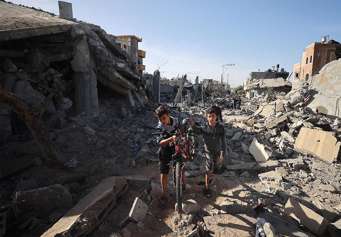 Палестинцы покинули временные убежища и отправились проверять свои жилища после объявленного сегодня утром перемирия в Газе