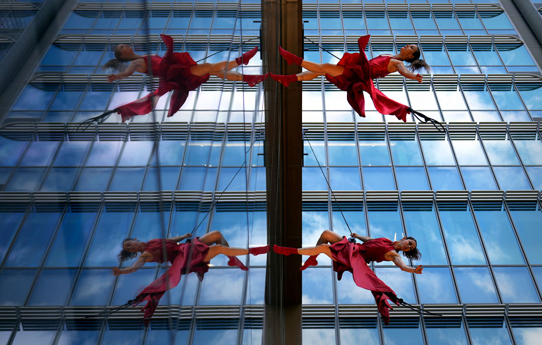 Вертикальный танец-перформанс итальянской труппы Il Posto в Токио