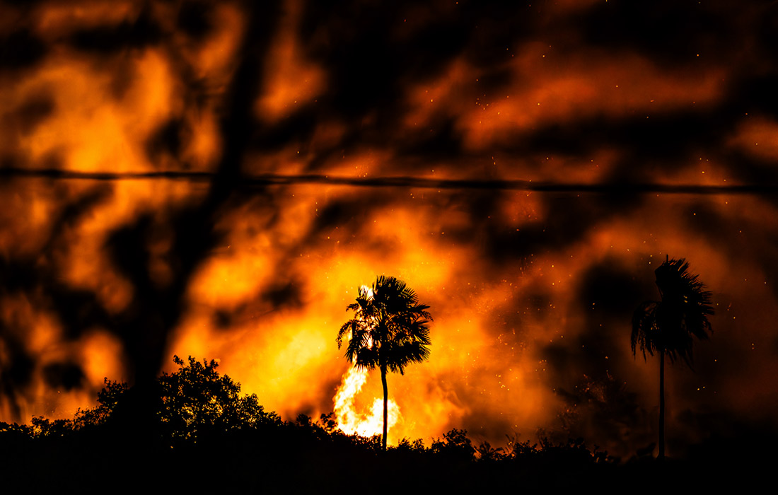 Лесной пожар в городе Миранда, Бразилия