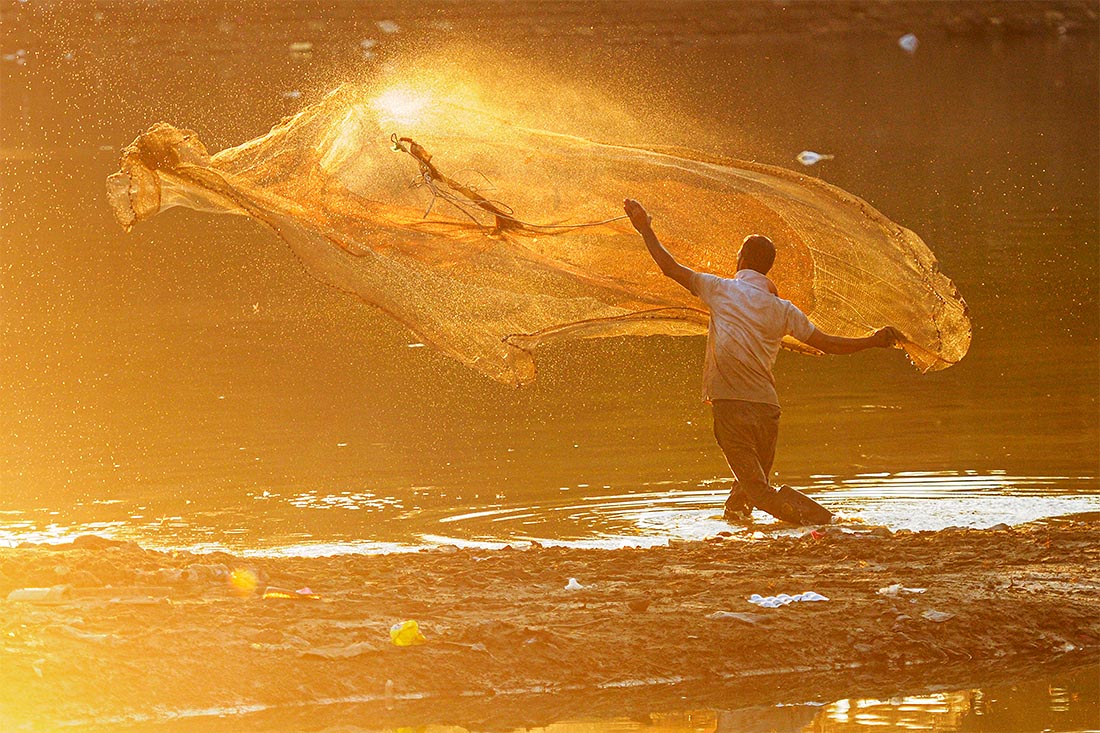 Рыбак на реке Сурма в Бангладеш