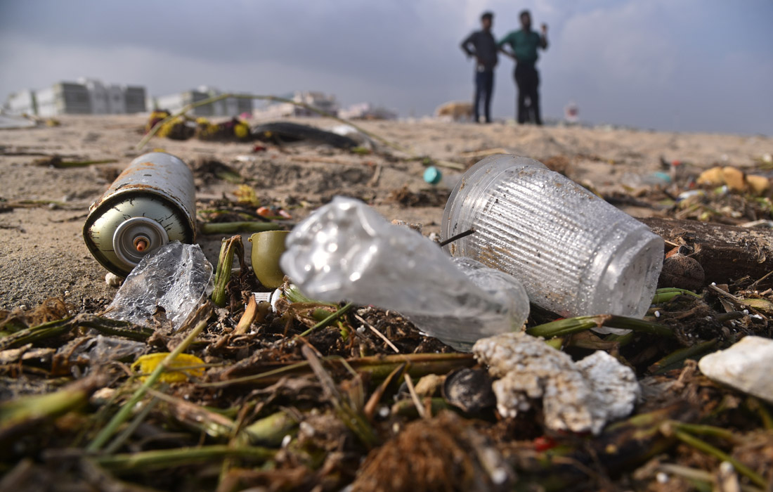 Мусор на пляже в Ченнае после проливных дождей