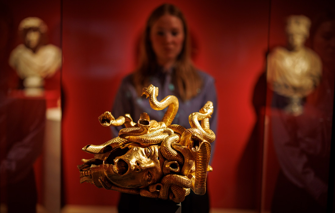 Пресс-показ лотов аукциона Sotheby's в Лондоне