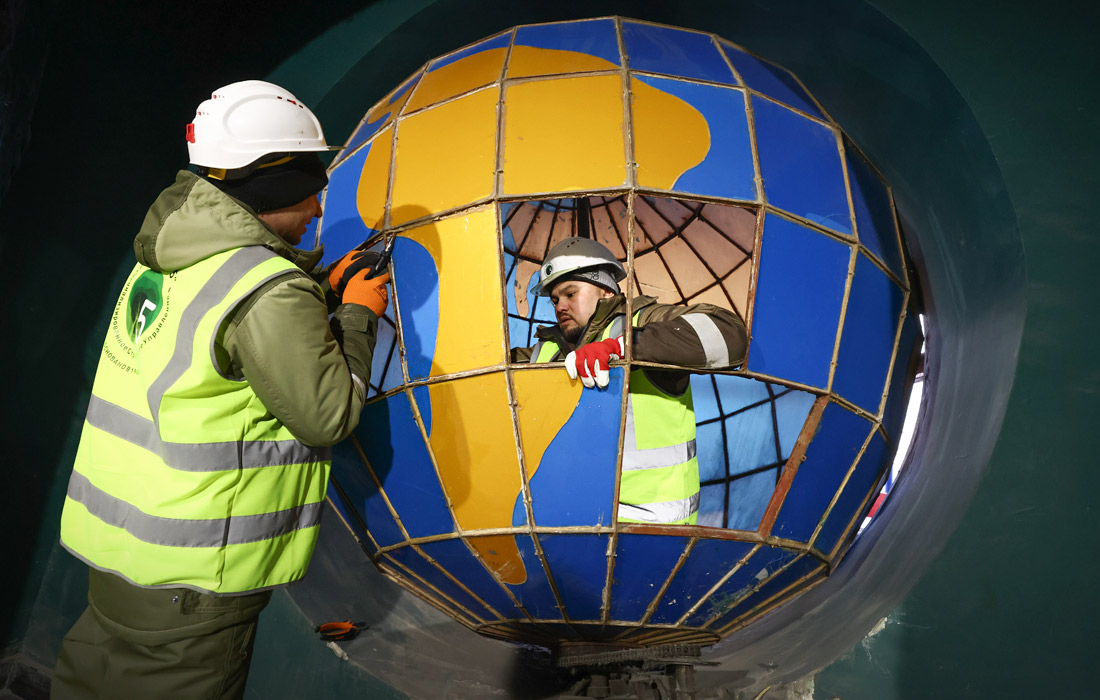 Демонтаж глобуса на фасаде Центрального телеграфа в Москве. Реставраторам предстоит заменить его механизм и обновить все стеклянные элементы.