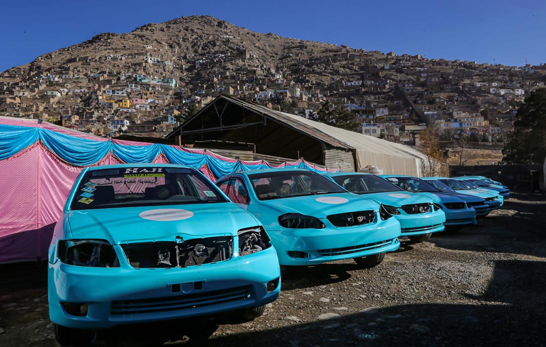 В Кабуле (Афганистан) изменили цвет городских такси с желтого на бирюзовый