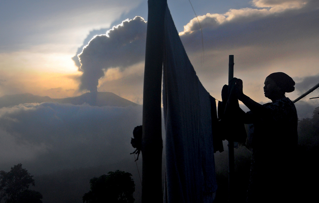 Извержение вулкана Марапи началось в воскресенье на западе Индонезии на острове Суматра