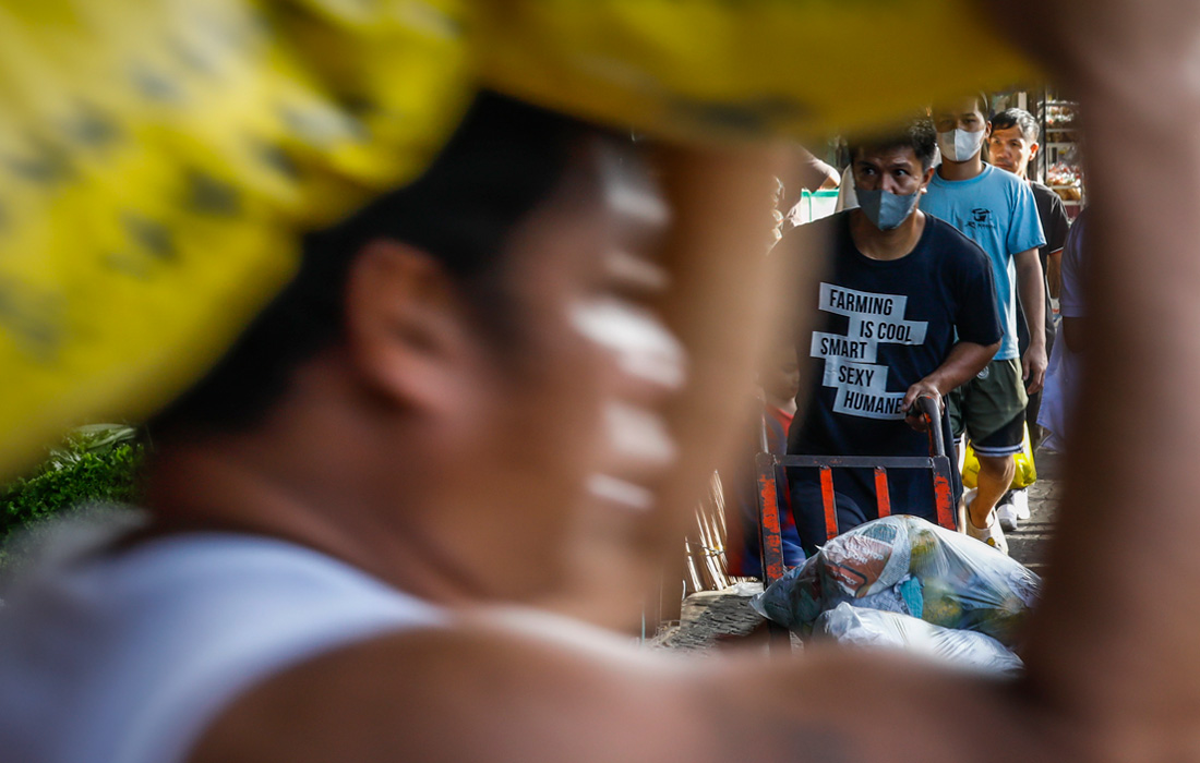 Продавец на рынке в Кесон-Сити, Филиппины