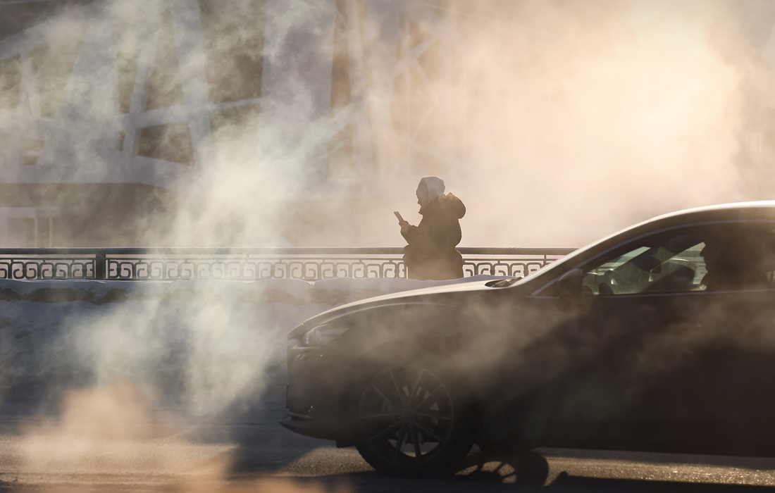 Женщина во время прогулки в Екатеринбурге