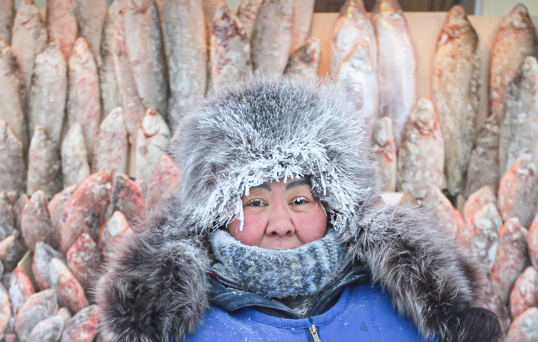 Продавец рыбы на рынке в Якутске