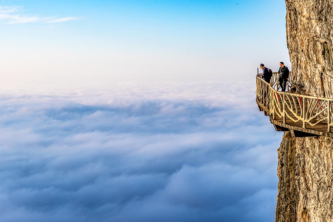 Туристы на горе Цзиньфо в Чунцине