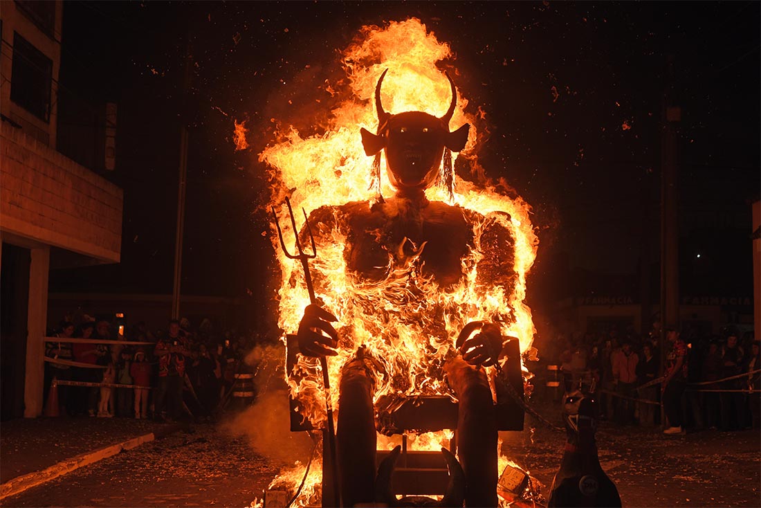 Гватемальцы опять сожгли дьявола по доброй праздничной традиции