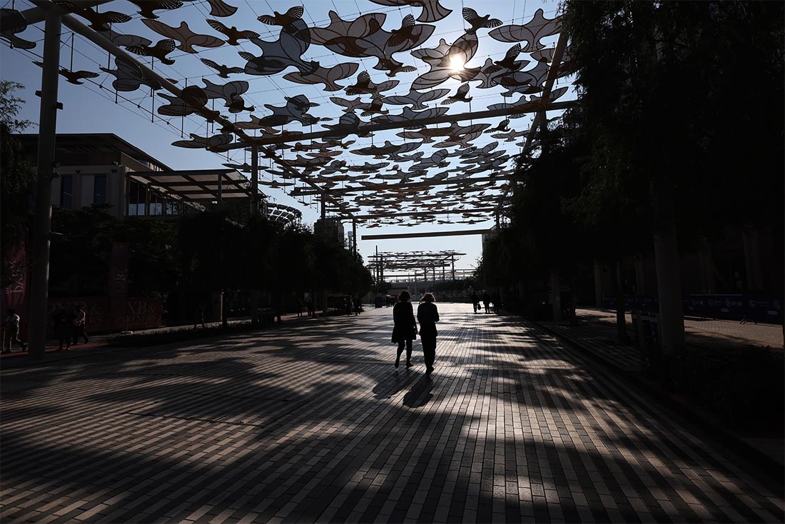 Люди гуляют в Дубае