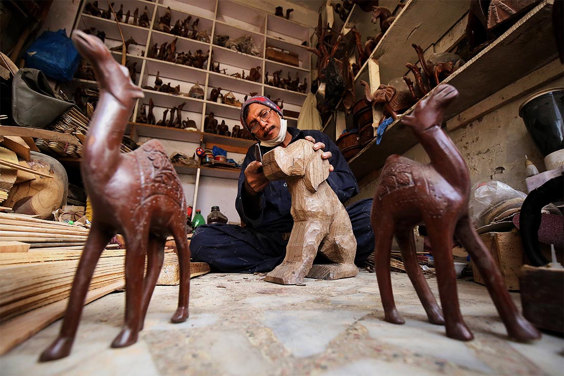 Продавец резных фигурок на рынке в Пешаваре (Пакистан)