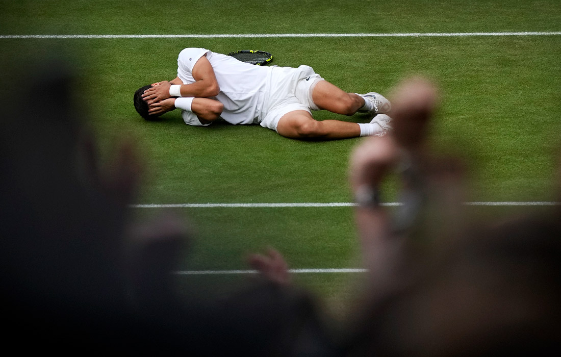 Испанец Карлос Алькарас празднует победу над сербом Новаком Джоковичем в финале Уимблдона