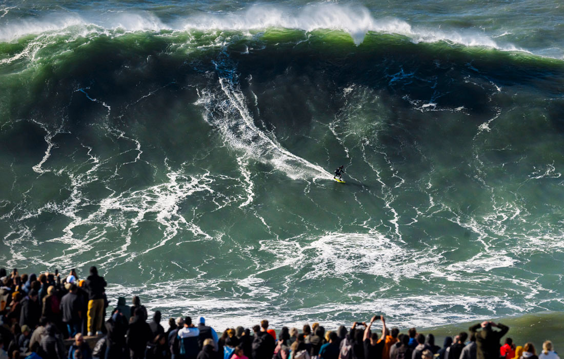 Серфинг на больших волнах в Назаре, Португалия