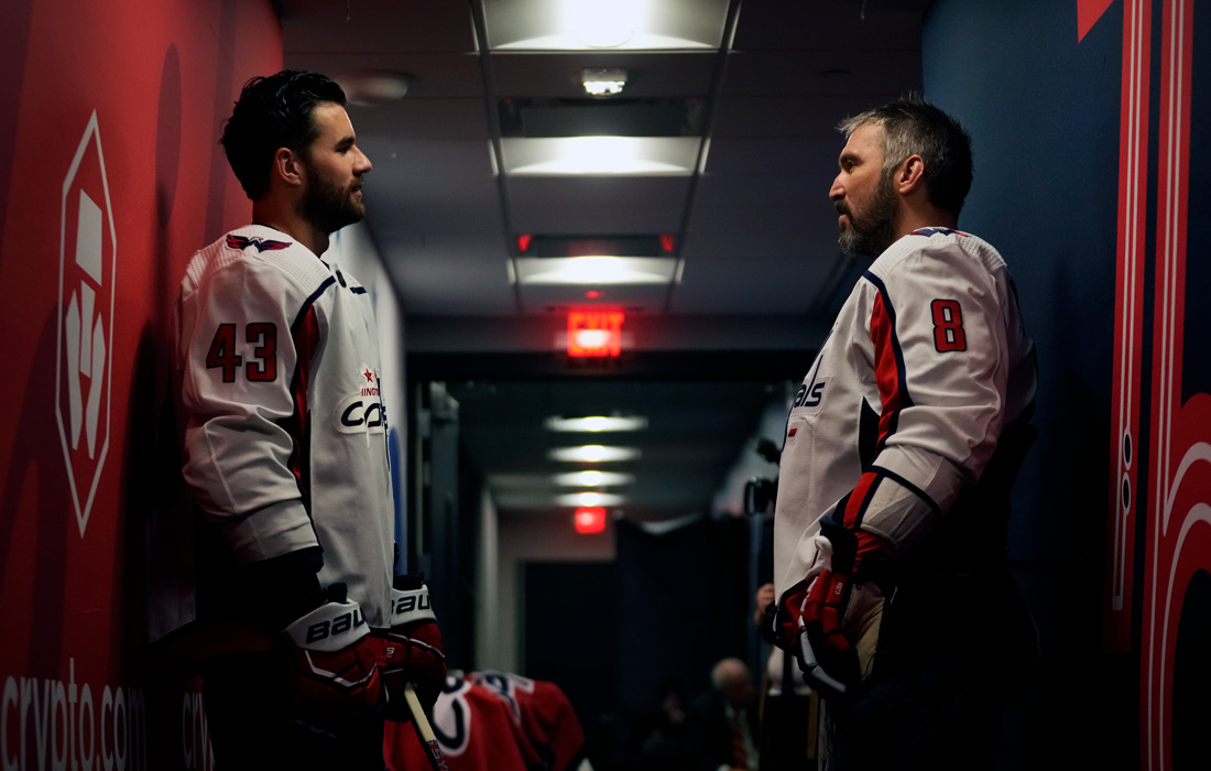 Игроки "Вашингтон Кэпиталз" Том Уилсон и Александр Овечкин перед хоккейным матчем НХЛ против "Филадельфии Флайерз"