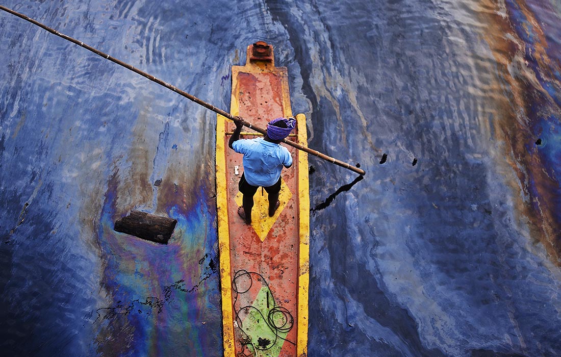 Разлившаяся нефть в районе Эннор-Манали смешалась с паводковыми водами после циклона Мичаунг в Индии