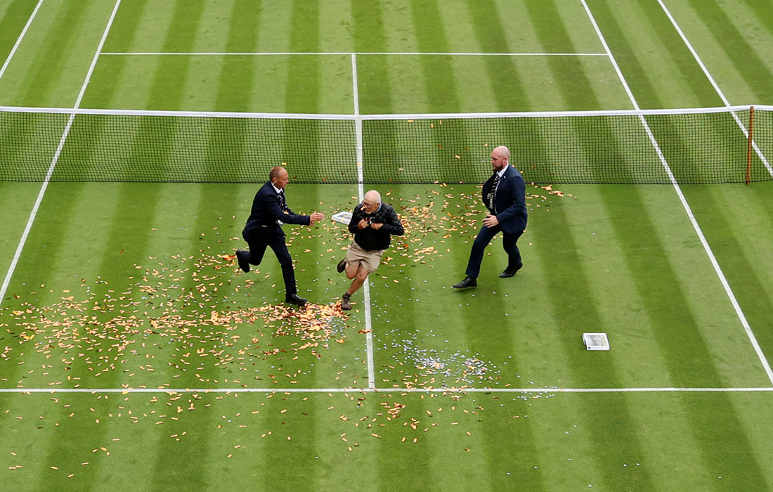 Экоактивисты движения Just Stop Oil во время матча первого круга Уимблдона