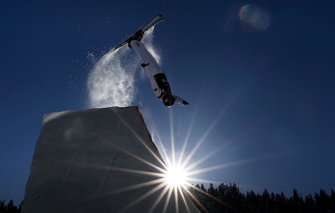 Спортсмен из Китая во время Кубка мира по фристайлу в лыжной акробатике в американском Дир-Вэлли