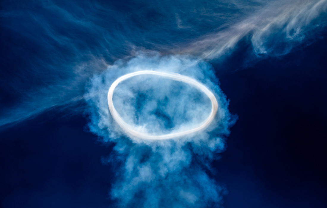 Дымовое кольцо над вулканом Этна в Италии