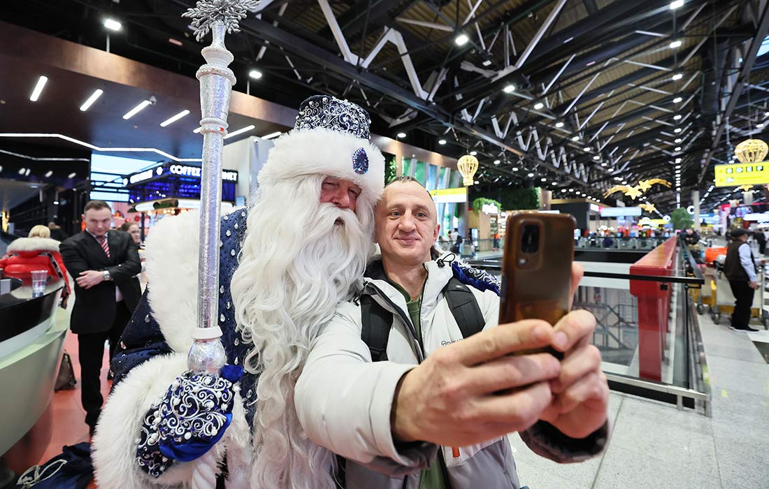 Дед Мороз и Снегурочка поздравили пассажиров в аэропорту Шереметьево