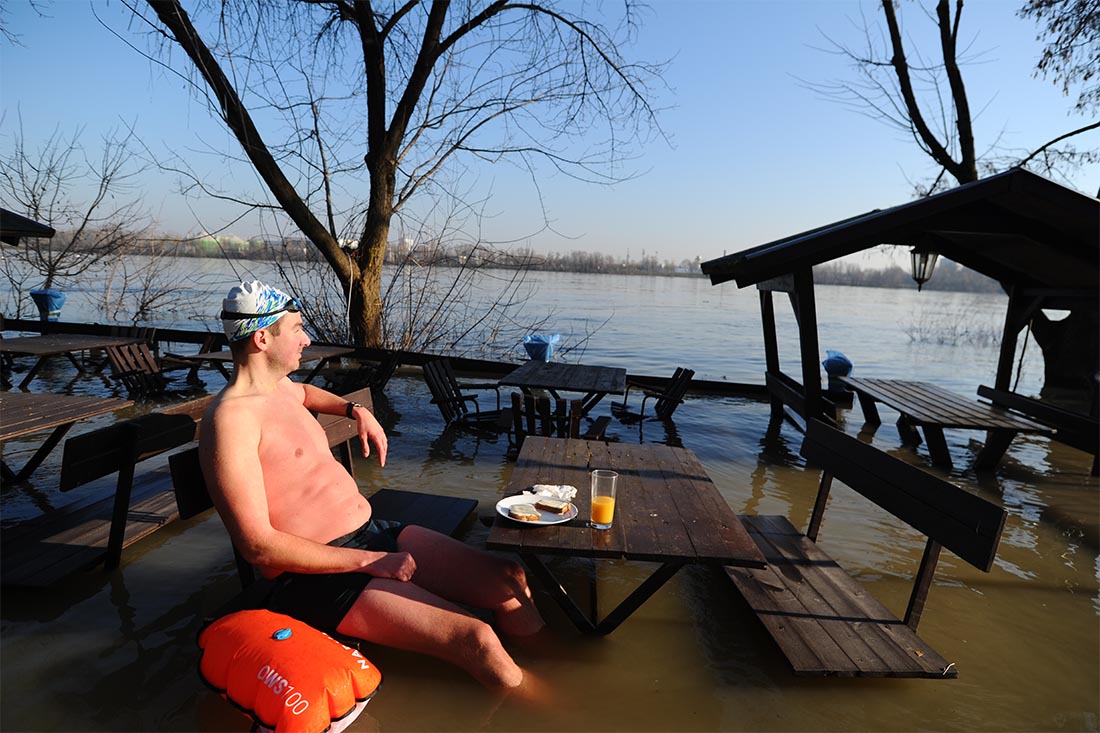 Мужчина наслаждается видом на в Дунай, затопивший Будапешт