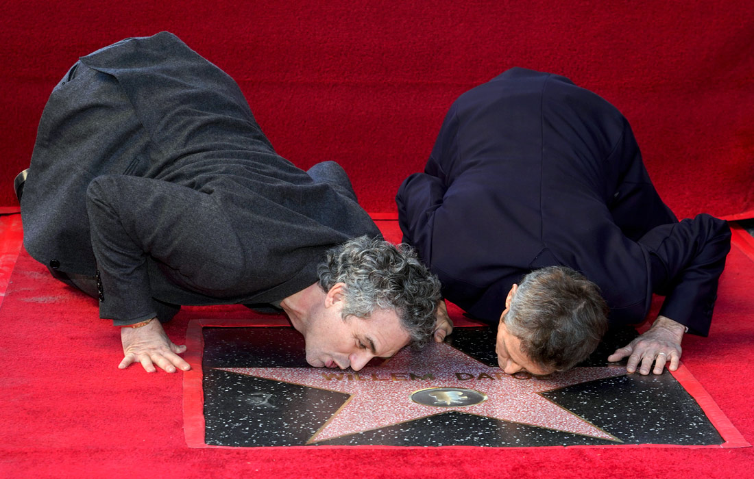 Актер Уиллем Дефо (справа) получил именную звезду на Аллее славы в Голливуде